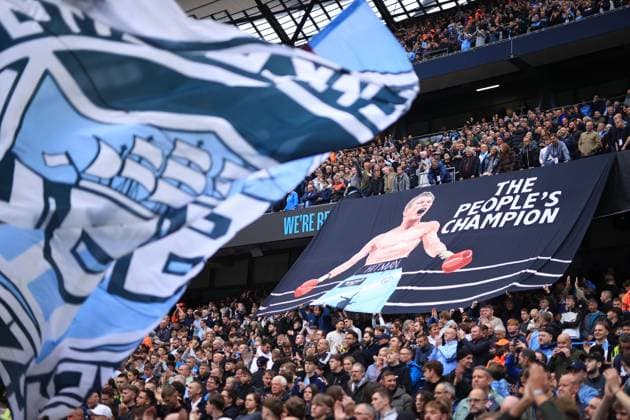 Fußball Premier League Manchester City gegen Burnley 27. September 2025 Premier League Manchester City gegen Burnley Fans von Manchester City entrollen ein Transparent zur Unterstützung des kürzlich verstorbenen Boxers Ricky Hatton Foto Simon Stacpoole Offside Manchester UK  Copyright: xSimonxStacpoolexOffside