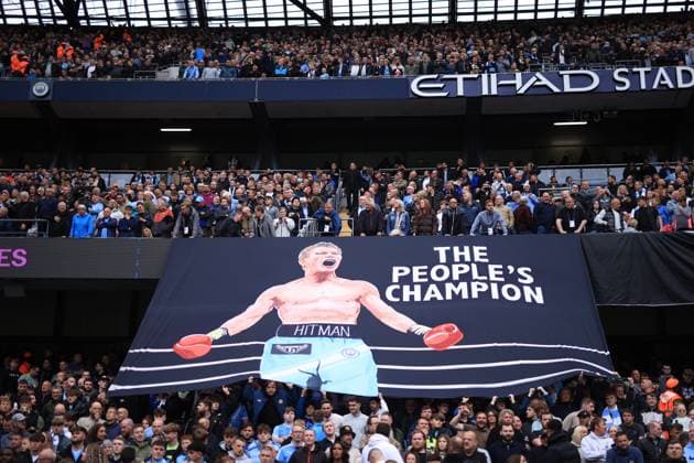 Fußball Premier League Manchester City gegen Burnley 27. September 2025 Premier League Manchester City gegen Burnley Fans von Manchester City entrollen ein Transparent zur Unterstützung des kürzlich verstorbenen Boxers Ricky Hatton Foto Simon Stacpoole Offside Manchester UK  Copyright: xSimonxStacpoolexOffside