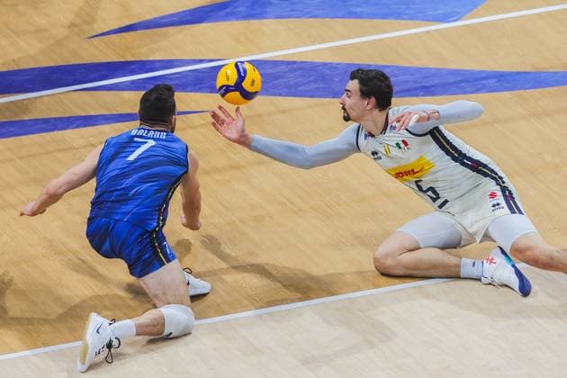 (250927) -- PASAY CITY, Sept. 27, 2025 -- Alessandro Michieletto (R) and Fabio Balaso of Italy compete during the semifinal match between Italy and Poland at the FIVB Men s World Championship, WM, Weltmeisterschaft 2025 in Pasay City, the Philippines, Sept. 27, 2025. ) (SP)PHILIPPINES-PASAY CITY-VOLLEYBALL-FIVB MEN S WORLD CHAMPIONSHIP 2025-SEMIFINALS ROUELLExUMALI 