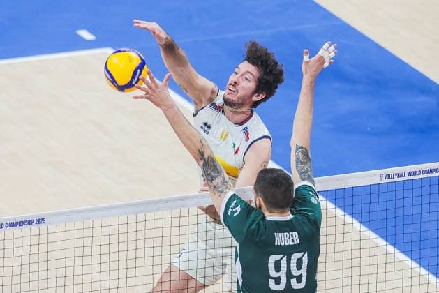 (250927) -- PASAY CITY, Sept. 27, 2025 -- Giovannimaria Gargiulo (back) of Italy competes against Norbert Huber (front) of Poland during the semifinal match between Italy and Poland at the FIVB Men s World Championship, WM, Weltmeisterschaft 2025 in Pasay City, the Philippines, Sept. 27, 2025. ) (SP)PHILIPPINES-PASAY CITY-VOLLEYBALL-FIVB MEN S WORLD CHAMPIONSHIP 2025-SEMIFINALS ROUELLExUMALI 
