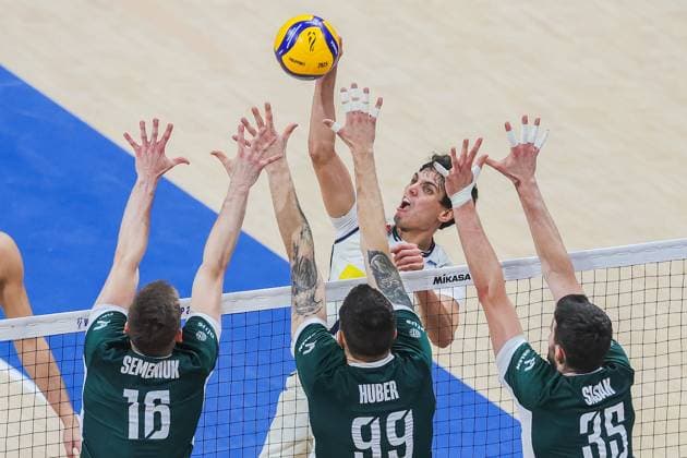 (250927) -- PASAY CITY, Sept. 27, 2025 -- Mattia Bottolo (back) of Italy competes during the semifinal match between Italy and Poland at the FIVB Men s World Championship, WM, Weltmeisterschaft 2025 in Pasay City, the Philippines, Sept. 27, 2025. ) (SP)PHILIPPINES-PASAY CITY-VOLLEYBALL-FIVB MEN S WORLD CHAMPIONSHIP 2025-SEMIFINALS ROUELLExUMALI 