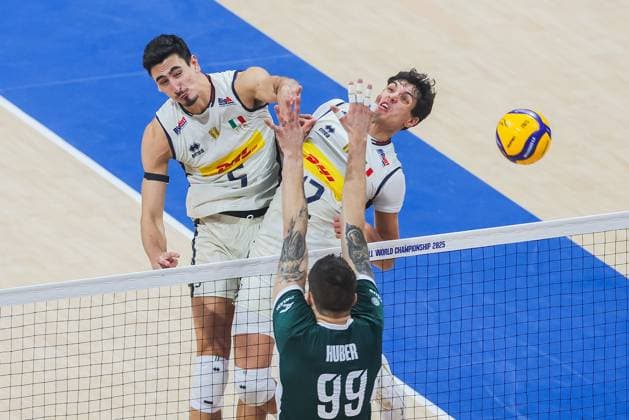 (250927) -- PASAY CITY, Sept. 27, 2025 -- Alessandro Michieletto (back L) and Mattia Bottolo (back R) of Italy compete during the semifinal match between Italy and Poland at the FIVB Men s World Championship, WM, Weltmeisterschaft 2025 in Pasay City, the Philippines, Sept. 27, 2025. ) (SP)PHILIPPINES-PASAY CITY-VOLLEYBALL-FIVB MEN S WORLD CHAMPIONSHIP 2025-SEMIFINALS ROUELLExUMALI 
