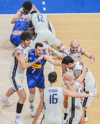(250927) -- PASAY CITY, Sept. 27, 2025 -- Players of Italy celebrate winning the semifinal match between Italy and Poland at the FIVB Men s World Championship, WM, Weltmeisterschaft 2025 in Pasay City, the Philippines, Sept. 27, 2025. ) (SP)PHILIPPINES-PASAY CITY-VOLLEYBALL-FIVB MEN S WORLD CHAMPIONSHIP 2025-SEMIFINALS ROUELLExUMALI 