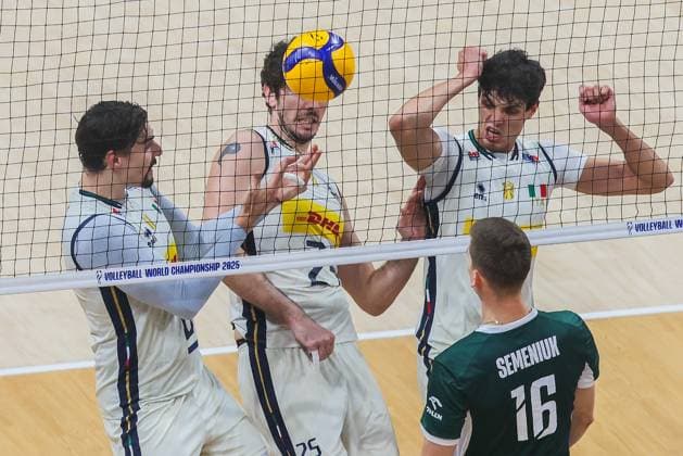 (250927) -- PASAY CITY, Sept. 27, 2025 -- Giovannimaria Gargiulo (2nd L) of Italy competes against Kamil Semeniuk (front) of Poland during the semifinal match at the FIVB Men s World Championship, WM, Weltmeisterschaft 2025 in Pasay City, the Philippines, Sept. 27, 2025. ) (SP)PHILIPPINES-PASAY CITY-VOLLEYBALL-FIVB MEN S WORLD CHAMPIONSHIP 2025-SEMIFINALS RouellexUmali 