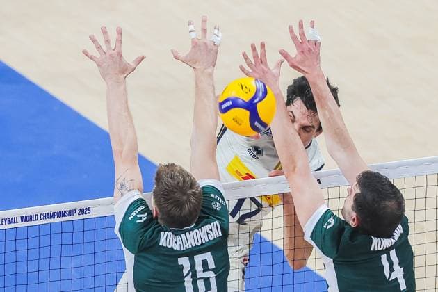 (250927) -- PASAY CITY, Sept. 27, 2025 -- Mattia Bottolo (back) of Italy competes during the semifinal match between Italy and Poland at the FIVB Men s World Championship, WM, Weltmeisterschaft 2025 in Pasay City, the Philippines, Sept. 27, 2025. ) (SP)PHILIPPINES-PASAY CITY-VOLLEYBALL-FIVB MEN S WORLD CHAMPIONSHIP 2025-SEMIFINALS ROUELLExUMALI 