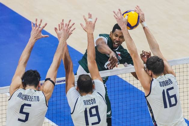 (250927) -- PASAY CITY, Sept. 27, 2025 -- Wilfredo Leon Venero (back) of Poland competes during the semifinal match between Italy and Poland at the FIVB Men s World Championship, WM, Weltmeisterschaft 2025 in Pasay City, the Philippines, Sept. 27, 2025. ) (SP)PHILIPPINES-PASAY CITY-VOLLEYBALL-FIVB MEN S WORLD CHAMPIONSHIP 2025-SEMIFINALS ROUELLExUMALI 