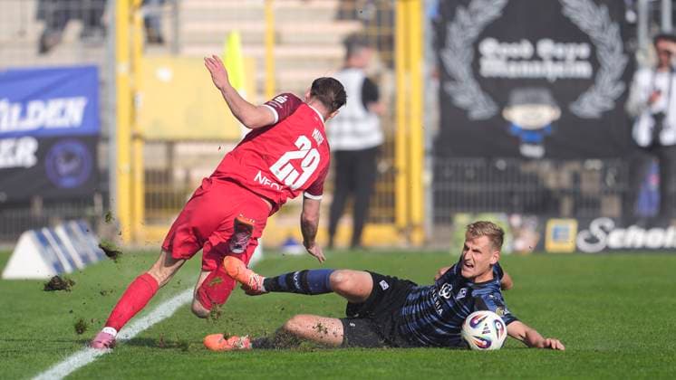 v li Jannik Mause Essen, 29 , Niklas Hoffmann SVWM, 6 , duel, duel, tackle, tackling, dynamics, action, action, 27 09 2025, Mannheim Germany , football, 3 Liga, SV Waldhof Mannheim Rot Weiss Essen, DFB DFL REGULATIONS PROHIBIT ANY USE OF PHOTOGRAPHS AS IMAGE SEQUENCES AND OR QUASI VIDEO xozx