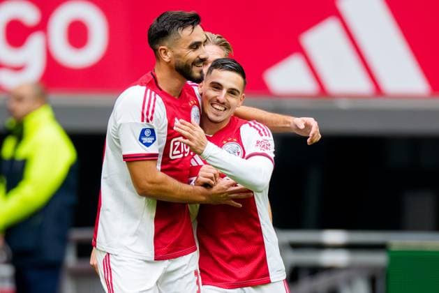 AMSTERDAM, 27-09-2025, Johan Cruijff ArenA , season 2025 2026 , Dutch Eredivisie Football . Match between Ajax and NAC Breda , Picture shows Ajax player Josip Sutalo and Ajax player Oscar Gloukh celebrating the 1-0 Ajax - NAC  x31220624x Copyright: