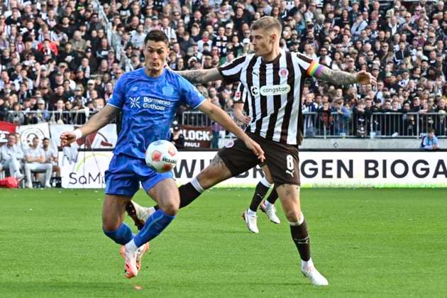 GER 1 FBL, FC St Pauli vs Bayer 04 Leverkusen 27 09 2025, Millerntorstadion, Hamburg, GER 1 FBL, FC St Pauli vs Bayer 04 Leverkusen in the picture Eric Smith Pauli 08 tries to assert himself Patrik Schick Leverkusen 14 nordphotoxGmbH xWitke nph00002