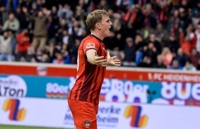 27 09 2025, xemx, Fussball 1 Bundesliga, 1 FC Heidenheim FC Augsburg v l Mikkel Kaufmann 1 FC Heidenheim Jubel, Torjubel, celebrate the goal, jubiliert über das Tor zum 1 0 DFL DFB REGULATIONS PROHIBIT ANY USE OF PHOTOGRAPHS as IMAGE SEQUENCES and or QUASI VIDEO Heidenheim