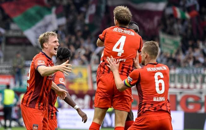 27 09 2025, xemx, Fussball 1 Bundesliga, 1 FC Heidenheim FC Augsburg v l Mikkel Kaufmann 1 FC Heidenheim Jubel, Torjubel, celebrate the goal, jubiliert über das Tor zum 1 0 DFL DFB REGULATIONS PROHIBIT ANY USE OF PHOTOGRAPHS as IMAGE SEQUENCES and or QUASI VIDEO Heidenheim