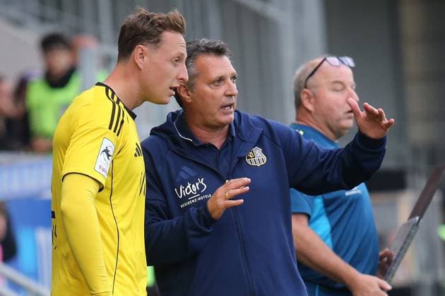 27 09 2025, xmohx, Fußball 3 Liga, SV Wehen Wiesbaden 1 FC Saarbrücken v l Trainer Alois Schwartz 1 FC Saarbruecken gibt Anweisungen, gestikuliert, mit den Armen gestikulieren gives instructions, gesticulate Robin Bormuth 1 FC Saarbruecken DFL DFB REGULATIONS PROHIBIT ANY USE OF PHOTOGRAPHS as IMAGE SEQUENCES and or QUASI VIDEO Wiesbaden