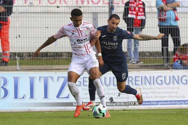 Regionalliga West SC Wiedenbrück Rot Weiß Oberhausen FOR EDITORIAL PURPOSES ONLY EDITORIAL USE ONLY p Eric Gueye, Davud Tuma SC Wiedenbrück RWO Venue Wiedenbrück, Jahnstadion Date 27 09 2025 Germany NRW Wiedenbrück Copyright MichaxKorb Copyright: MichaxKorb doc82kphsdvyeq1iksf727x ,EDITORIAL USE ONLY Copyright: MichaxKorb