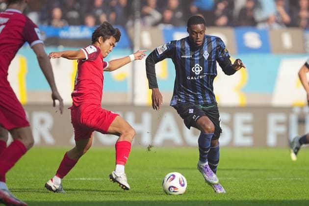 Soccer 3 Liga, Matchday 8, SV Waldhof Mannheim Rot Weiss Essen on 27 09 2025 in Mannheim Carl Benz Stadion , Germany, Season 2025 2026 DFL REGULATIONS PROHIBIT ANY USE OF PHOTOGRAPHS AS IMAGE SEQUENCES AND OR QUASI VIDEO With ball Adama Diakhaby 27, SVWM in duel with Mizuta, Kaito 24, RWE Mannheim Carl Benz Stadion Germany Copyright: xChristophxKinzingerx