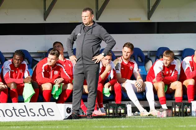 Soccer 3 Liga 08 Matchday , SV Waldhof Mannheim Rot Weiss Essen on 27 09 2025 at the Carl Benz Stadium in Mannheim Uwe Koschinat Head Coach Rot Weiss Essen