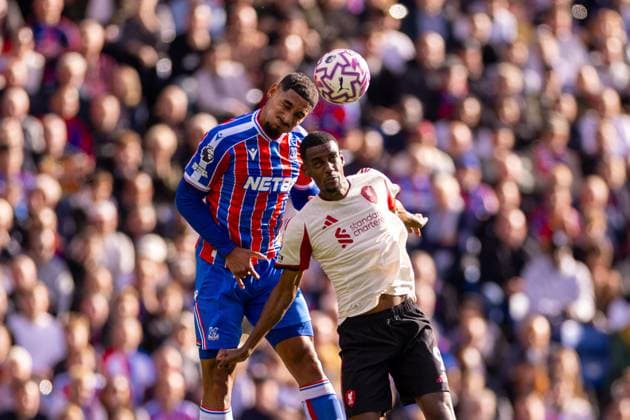 Football - FA Premier League - Crystal Palace FC v Liverpool FC LONDON, ENGLAND - Saturday, September 27, 2025: Liverpool s Alexander Isak challenges for a header with Crystal Palace s Maxence Lacroix during the FA Premier League match between Crystal Palace FC and Liverpool FC at Selhurst Park. (Photo by David Rawcliffe Propaganda) LONDON Selhurst Park GREATER LONDON ENGLAND  Copyright: xDavidxRawcliffex P2025-09-27-Crystal_Palace_Liverpool-84