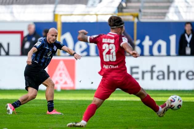 from left scorer Felix Lohkemper SVWM, 9 pulls away, Jose Enrique Rios Alonso Essen, 23 comes too late, scores the goal to 1 0, goal, goal success, highlight, action, action scene, 27 09 2025, Mannheim Germany , Football, 3 Liga, SV Waldhof Mannheim Rot Weiss Essen, DFB DFL REGULATIONS PROHIBIT ANY USE OF PHOTOGRAPHS AS IMAGE SEQUENCES AND OR QUASI VIDEO xozx