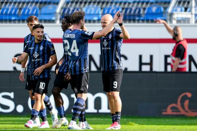 from left Lukas Klünter SVWM, 24 and goal scorer Felix Lohkemper SVWM, 9 clap each other, players of SV Waldhof Mannheim SVWM , cheer about the goal to 1 0, jubilation, goal celebration, celebrate the goal, goal, celebration, cheers about the goal, rejoice, joy, rejoices, optimistic, positive, game scene, highlight, action, 27 09 2025, Mannheim Germany , football, 3 Liga, SV Waldhof Mannheim Rot Weiss Essen, DFB DFL REGULATIONS PROHIBIT ANY USE OF PHOTOGRAPHS AS IMAGE SEQUENCES AND OR QUASI VIDEO xozx