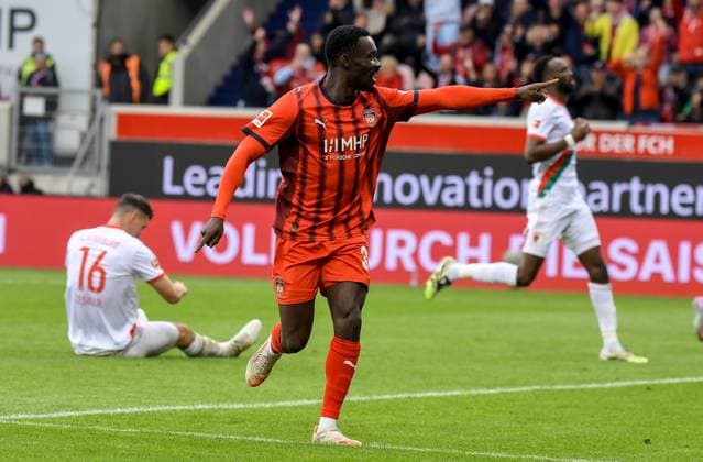 27 09 2025, xemx, Fussball 1 Bundesliga, 1 FC Heidenheim FC Augsburg v l Sirlord Conteh 1 FC Heidenheim Jubel, Torjubel, celebrate the goal, jubelt über das Tor zum 2 0 DFL DFB REGULATIONS PROHIBIT ANY USE OF PHOTOGRAPHS as IMAGE SEQUENCES and or QUASI VIDEO Heidenheim