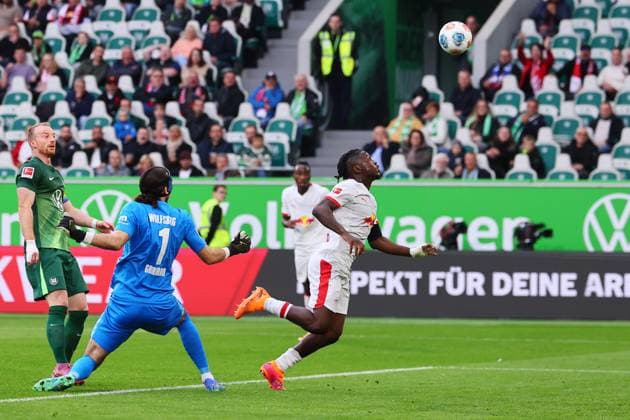 Wolfsburg RB Leipzig Bundesliga Wolfsburg, 27 09 2025, Volkswagen Arena, Bundesliga, Matchday 5 , VFL WOLFSBURG vs RB LEIPZIG , Pictured from l goalkeeper Kail Grabara 1, Wolfsburg and Johan Bakayoko 9, RB Leipzig , Picture Point