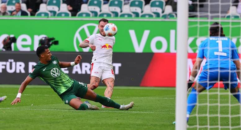 Wolfsburg RB Leipzig Bundesliga Wolfsburg, 27 09 2025, Volkswagen Arena, Bundesliga, Matchday 5 , VFL WOLFSBURG vs RB LEIPZIG , In the picture from l Moritz Jenz 15, Wolfsburg , David Raum 22, RB Leipzig and goalkeeper Kail Grabara 1, Wolfsburg , Picture Point