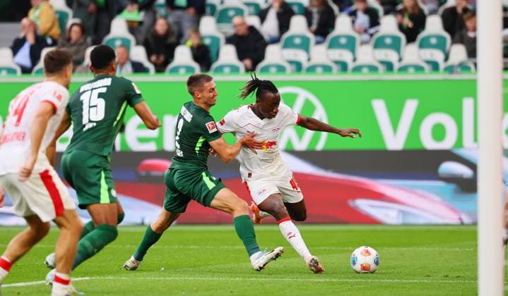 Wolfsburg RB Leipzig Bundesliga Wolfsburg, 27 09 2025, Volkswagen Arena, Bundesliga, Matchday 5 , VFL WOLFSBURG vs RB LEIPZIG , Pictured from l Kilian Fischer 2, Wolfsburg and Yan Diomande 49, RB Leipzig , Picture Point