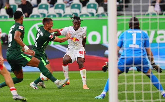 Wolfsburg RB Leipzig Bundesliga Wolfsburg, 27 09 2025, Volkswagen Arena, Bundesliga, Matchday 5 , VFL WOLFSBURG vs RB LEIPZIG , In the picture from l Moritz Jenz 15, Wolfsburg , Kilian Fischer 2, Wolfsburg , Yan Diomande 49, RB Leipzig and goalkeeper Kail Grabara 1, Wolfsburg , Picture Point