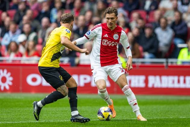 AMSTERDAM , 27-09-2025 , Johan Cruyff ArenA , season 2025 2026 , Dutch Eredivisie football . Match between Ajax and NAC Breda , Picture shows Ajax player Mika Godts giving the assist for 1-0. Ajax - NAC  x31220876x Copyright: