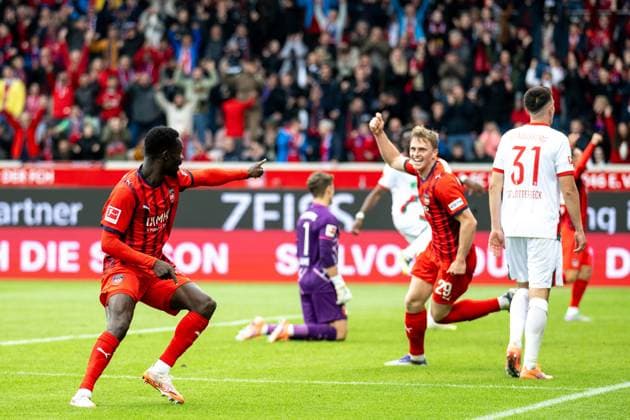 Goal to 2 0 by Sirlord Conteh FC Heidenheim, 31 , with Mikkel Kaufmann FC Heidenheim, 29 , Finn Dahmen FC Augsburg, 01 is disappointed disappointed, dissatisfied, GER, 1 FC Heidenheim vs FC Augsburg, Football, Bundesliga, Matchday 5, Matchday 2025 2026, 27 09 2025, DFL DFB REGULATES PROHIBIT ANY USE OF PHOTOGRAPHS AS IMAGE SEQUENCES AND OR QUASI VIDEO, GER, 1 FC Heidenheim vs FC Augsburg, Football, Bundesliga, Matchday 5, Matchday 2025 2026, 27 09 2025 Heidenheim Copyright: xEibner-Pressefotox EP_EER