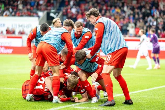 Goal for 2 0 by Sirlord Conteh FC Heidenheim, 31 , with Mikkel Kaufmann FC Heidenheim, 29 , Yannik Wagner FC Heidenheim, 38 , Luca Kerber FC Heidenheim, 20 , Marnon Busch FC Heidenheim, 02 GER, 1 FC Heidenheim vs FC Augsburg, Soccer, Bundesliga, 5 Spieltag, Spielzeit 2025 2026, 27 09 2025, DFL DFB REGULATIONS PROHIBIT ANY USE OF PHOTOGRAPHS AS IMAGE SEQUENCES AND OR QUASI VIDEO, GER, 1 FC Heidenheim vs FC Augsburg, Football, Bundesliga, 5 Spieltag, Spielzeit 2025 2026, 27 09 2025 Heidenheim Copyright: xEibner-Pressefotox EP_EER
