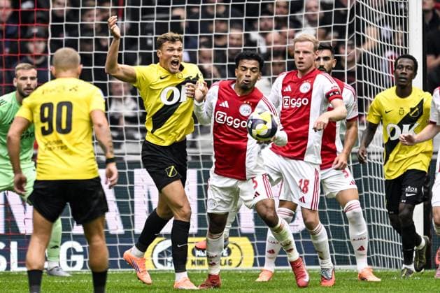 AMSTERDAM - (L-R) Sydney van Hooijdonk of NAC Breda, Owen Wijndal of Ajax during the Dutch Eredivisie match between AFC Ajax and NAC Breda at the Johan Cruijff ArenA on September 27, 2025, in Amsterdam, Netherlands. ANP OLAF KRAAK Eredivisie 2025 26 xVIxANPxSportx xxANPxIVx 537620324 originalFilename: 537620324.jpg