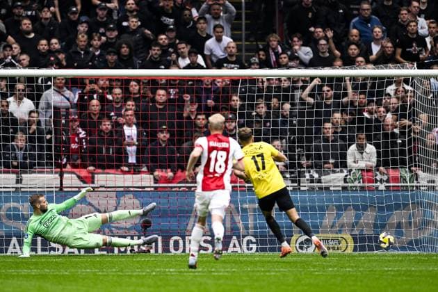 AMSTERDAM - Sydney van Hooijdonk of NAC Breda scores the 1-1 goal during the Dutch Eredivisie match between AFC Ajax and NAC Breda at the Johan Cruijff ArenA on September 27, 2025, in Amsterdam, Netherlands. ANP OLAF KRAAK Eredivisie 2025 26 xVIxANPxSportx xxANPxIVx 537620537 originalFilename: 537620537.jpg