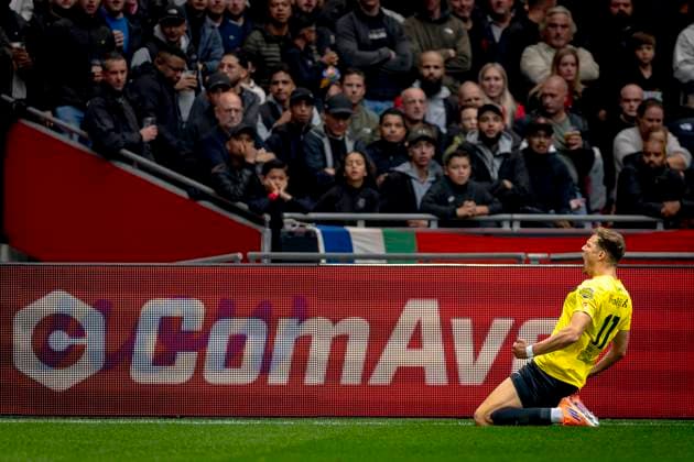 NAC Breda forwarder Sydney van Hooijdonk scores the 1-1 and celebrating the goal during the match AFC Ajax Amsterdam vs NAC Breda at the Johan Cruijff ArenA for the Dutch Vriendenloterij Eredivisie season 2025-2026 in AMSTERDAM, Netherlands on 27 september 2025, (photo by Marcel van Dorst EYE4images DeFodi Images) NAC Breda forwarder Sydney van Hooijdonk scores the 1 1 and celebrating the goal during the match AFC Ajax Amsterdam vs NAC Breda at the Johan Cruijff ArenA for the Dutch Vriendenloterij Eredivisie season 2025 2026 in AMSTERDAM, Netherlands on 27 september 2025, photo by Marcel van Dorst EYE4images DeFodi Images