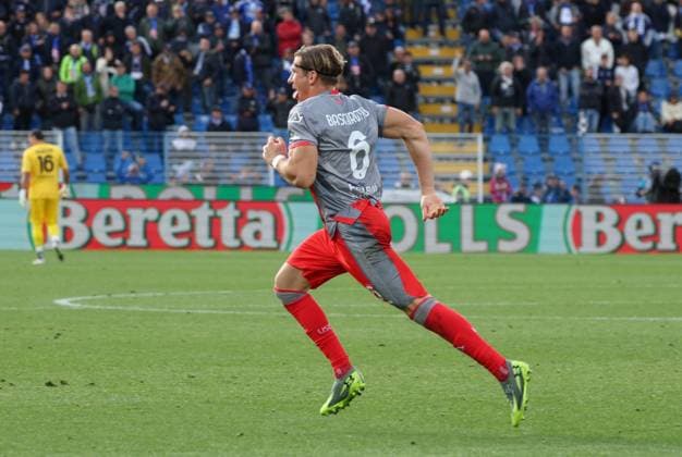 September 27, 2025, Como: US Cremonese s defender Federico Baschirotto jubilates after scoring goal during the Italian Serie A soccer match Como 1907 vs US Cremonese at Giuseppe Sinigaglia stadium in Como, Italy, 27 September 2025, Italy, ANSA ROBERTO BREGANI Serie A: Como 1907 - US Cremonese  - ZUMAa110 20250927_zaf_a110_035 Copyright: xAnsa RobertoxBreganix