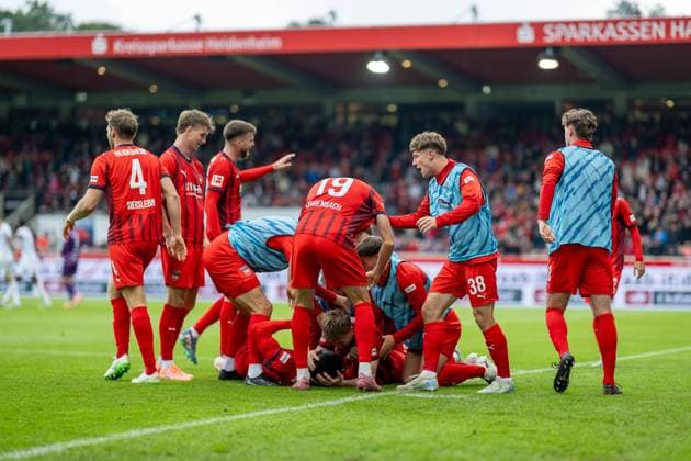 Goal to 2 0 by Sirlord Conteh FC Heidenheim, 31 , GER, 1 FC Heidenheim vs FC Augsburg, Football, Bundesliga, Matchday 5, Season 2025 2026, 27 09 2025, DFL DFB REGULATIONS PROHIBIT ANY USE OF PHOTOGRAPHS AS IMAGE SEQUENCES AND OR QUASI VIDEO, GER, 1 FC Heidenheim vs FC Augsburg, Football, Bundesliga, Matchday 5, Season 2025 2026, 27 09 2025 Heidenheim Copyright: xEibner-Pressefotox EP_EER