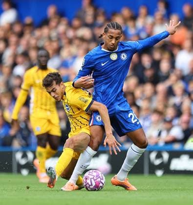 Joao Pedro of Chelsea competes for the ball with Yasin Ayari of Brighton & Hove Albion Chelsea v Brighton and Hove Albion, Premier League, Football, Stamford Bridge, London, UK - 27 Sep 2025London Stamford Bridge United Kingdom EDITORIAL USE ONLY No use with unauthorised audio, video, data, fixture lists, club league logos or live services. Online in-match use limited to 120 images, no video emulation. No use in betting, games or single club league player publications.  Copyright: xMichaelxZemanek Shutterstockx 15503910w