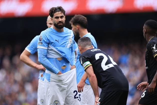 Fußball Premier League Manchester City v Burnley 27. September 2025 Premier League Manchester City v Burnley Josko Gvardiol von Manchester City zeigt Löcher in seiner Unterwäsche, während er seine Shorts anpasst Foto Simon Stacpoole Abseits Manchester UK  Copyright: xSimonxStacpoolexOffside