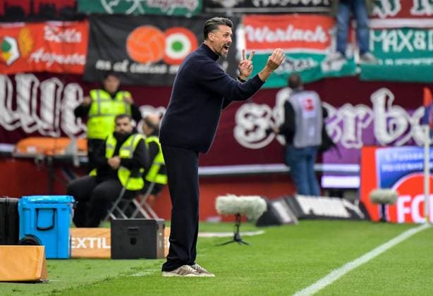 27 09 2025, xemx, Fussball 1 Bundesliga, 1 FC Heidenheim FC Augsburg v l Head coach Sandro Wagner FC Augsburg gives instructions, gesticulates with arms, gesticulates, gives instructions DFL DFB REGULATIONS PROHIBIT ANY USE OF PHOTOGRAPHS as IMAGE SEQUENCES and or QUASI VIDEO Heidenheim