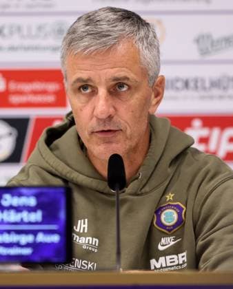 Aue, 27 09 2025, Erzgebirgsstadion, Fußball, 3 Liga, 3 Spieltag FC Erzgebirge Aue vs TSV 1860 München , Im Bild Trainer Jens Härtel Haertel, Erzgebirge Aue, Nur für journalistische Zwecke Only for editorial use , DFB DFL regulations prohibit any use of photographs as image sequences and or quasi video , Picture Point