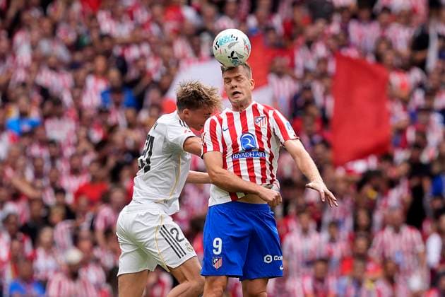 Atletico de Madrid s Alexander Sorloth (r) and Real Madrid s Dean Huijsen during La Liga match. September 27, 2025. (202509271077)