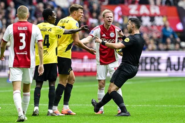 AMSTERDAM - (l-r) Kamal Sowah of NAC Breda, Sydney van Hooijdonk of NAC Breda, Davy Klaassen of Ajax, and referee Marc Nagtegaal during the Dutch Eredivisie match between AFC Ajax and NAC Breda at the Johan Cruijff ArenA on September 27, 2025, in Amsterdam, Netherlands. ANP OLAF KRAAK Eredivisie 2025 26 xVIxANPxSportx xxANPxIVx 537621103 originalFilename: 537621103.jpg