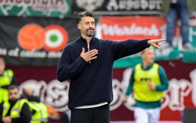 27 09 2025, xemx, Fussball 1 Bundesliga, 1 FC Heidenheim FC Augsburg v l Head coach Sandro Wagner FC Augsburg gives instructions, gesticulates with arms, gesticulates, gives instructions DFL DFB REGULATIONS PROHIBIT ANY USE OF PHOTOGRAPHS as IMAGE SEQUENCES and or QUASI VIDEO Heidenheim