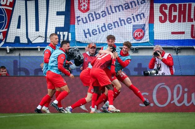 Goal celebration of the team 1FC Heidenheim 1846 after the 2 0, 1 FC Heidenheim 1846 vs FC Augsburg, DFL, Bundesliga, Saison 2025 2026, Voith Arena, Hinrunde, 5 Spieltag, 27 09 2025 DFB regulations prohibit any use of photographs as image sequences and or quasi video Heidenheim Baden Wuerttemberg Germany Copyright: xkolbert-press MartinxAgüerax