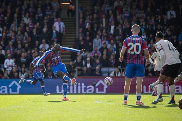 Jean-Philippe Mateta of Crystal Palace has a shot at goal Crystal Palace v Liverpool, Premier League, Football, Selhurst Park, London, UK - 27 Sep 2025London Selhurst Park United Kingdom EDITORIAL USE ONLY No use with unauthorised audio, video, data, fixture lists, club league logos or live services. Online in-match use limited to 120 images, no video emulation. No use in betting, games or single club league player publications.  Copyright: xIanxTuttle Shutterstockx 15503911ar