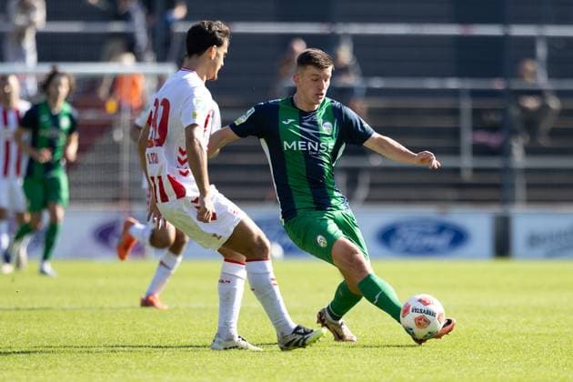 27 09 2025, xkwix, Football, Regionalliga West, 1 FC Köln U23 FC Gütersloh, Geißbockheim Franz Kremer Stadion Mikail Özkan 1 FC Köln U23 30 in duel against Aleksandar Kandic FC Gütersloh 27 NRW Germany