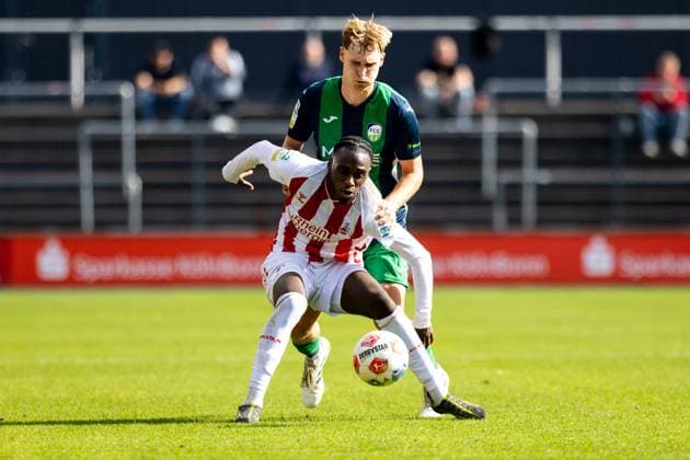 27 09 2025, xkwix, Football, Regionalliga West, 1 FC Köln U23 FC Gütersloh, Geißbockheim Franz Kremer Stadion Safyan Toure 1 FC Köln U23 19 in duel against Leo Weichert FC Gütersloh 36 NRW Germany