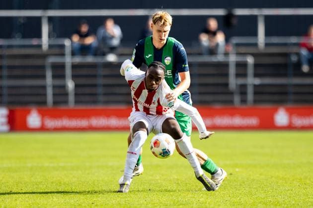 27 09 2025, xkwix, Football, Regionalliga West, 1 FC Köln U23 FC Gütersloh, Geißbockheim Franz Kremer Stadion Safyan Toure 1 FC Köln U23 19 in duel against Leo Weichert FC Gütersloh 36 NRW Germany