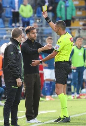 September 27, 2025, Como: Referee Marco Di Bello shows the yellow card to Como 1907 s head coach Cesc Fabregas during the Italian Serie A soccer match Como 1907 vs US Cremonese at Giuseppe Sinigaglia stadium in Como, Italy, 27 September 2025, Italy, ANSA ROBERTO BREGANI. Serie A 2025-2026; Como 1907- US Cremonese  - ZUMAa110 20250927_zaf_a110_037 Copyright: xRobertoxBreganix