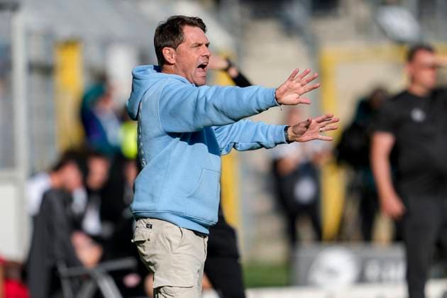Luc Holtz coach, head coach, SVWM , gives instructions, gestures, gesticulates with arms, single image, single photo, action, action, 27 09 2025, Mannheim Germany , Football, 3 Liga, SV Waldhof Mannheim Rot Weiss Essen, DFB DFL REGULATIONS PROHIBIT ANY USE OF PHOTOGRAPHS AS IMAGE SEQUENCES AND OR QUASI VIDEO xozx