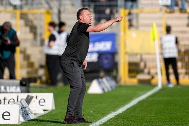 Uwe Koschinat coach, head coach, Essen , gives instructions, gestures, gesticulates with arms, cropped, full body, single image, single photo, action, action, 27 09 2025, Mannheim Germany , football, 3 Liga, SV Waldhof Mannheim Rot Weiss Essen, DFB DFL REGULATIONS PROHIBIT ANY USE OF PHOTOGRAPHS AS IMAGE SEQUENCES AND OR QUASI VIDEO xozx